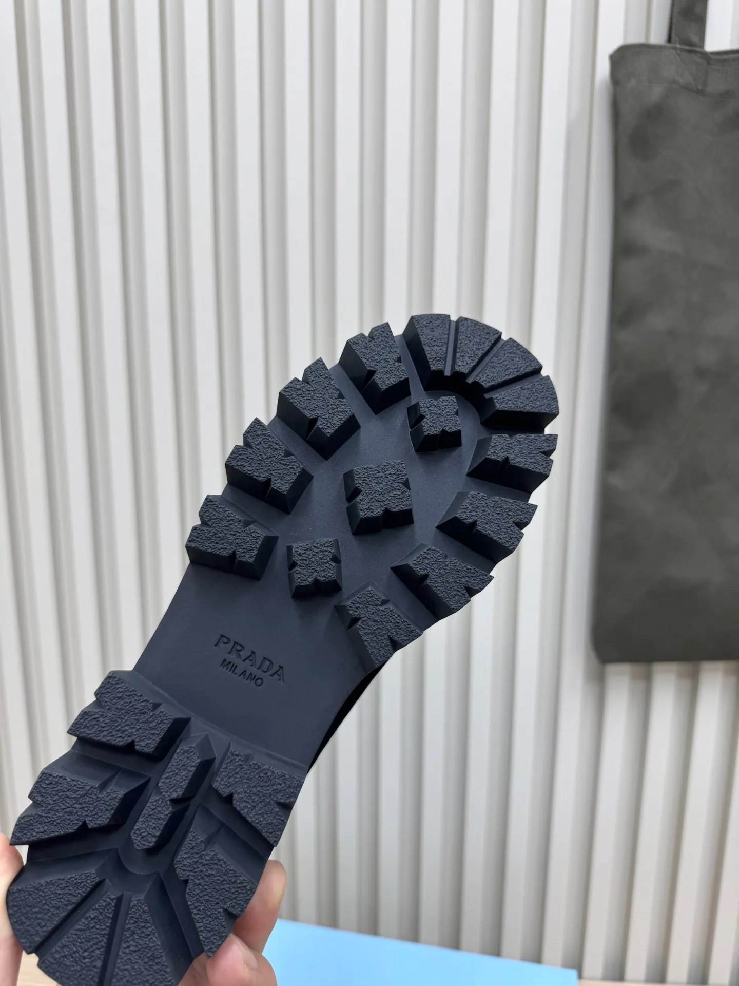 👟👟Ex-factory price 680👟👟 Prada / Prada couple's Martin boots are here, comfortable and elegant to wear. The original molded outsole of the counter is 1:1 replica. It is made of non-slip and wear-resistant imported TPU tin mold vacuum outsole. Tank-shaped thick sole. Fabric: imported anti-explosion cowhide. Lining: imported mixed sheepskin lining. Sheepskin foot pads. Outsole: tin molded beef tendon sole. Code number: 35-41 (42 customized)